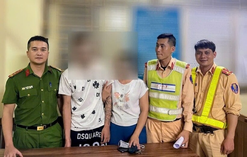 Tổ công tác bàn giao nam thanh niên có ý định tự tử cho gia đình chăm sóc, quản lý.