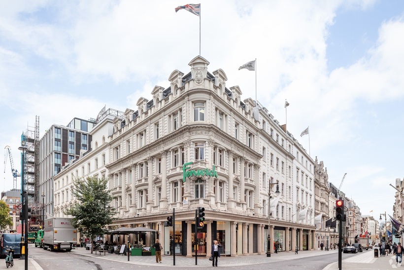 Tòa nhà Fenwick trên phố New Bond được xem là biểu tượng mua sắm của thủ đô London, Anh