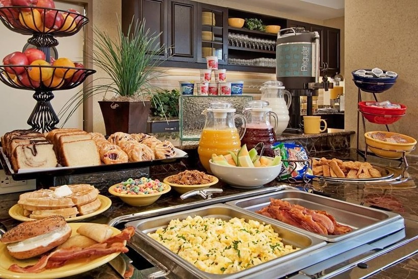 Tại sao khách sạn thường phục vụ buffet sáng miễn phí cho khách thuê phòng?