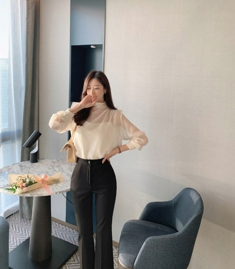 Áo xuyên thấu phần cổ cao duyên dáng vừa gợi cảm cũng vừa kín đáo là trang phục nhất định nên có trong tủ đồ. Ảnh minh họa.