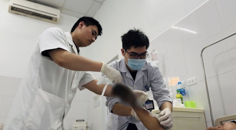 Các bác sĩ sơ cứu cho nam bệnh nhân. Ảnh: VOV