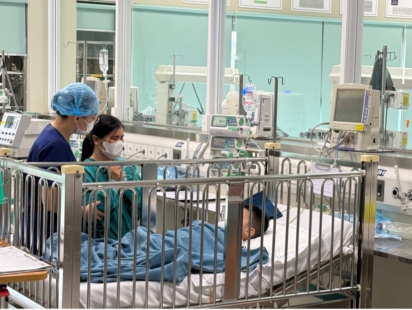 Hiện bé trai đang cai được máy thở, qua giai đoạn nguy kịch