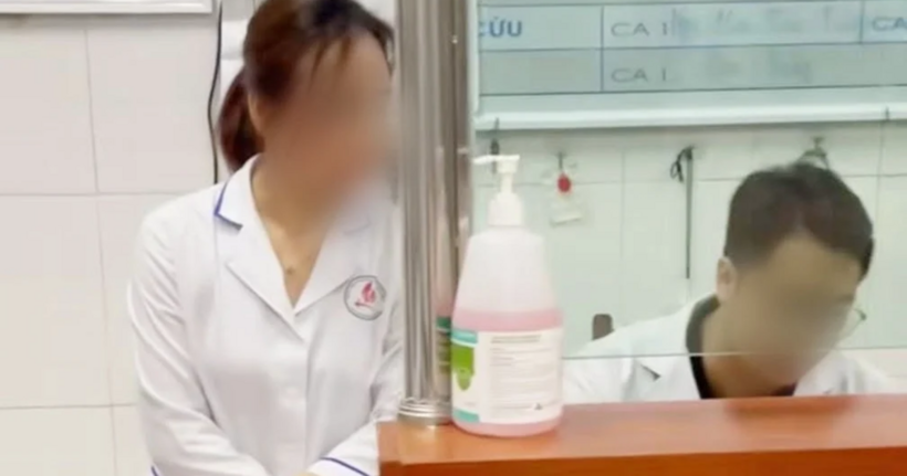 Hình ảnh bác sĩ bị người dân tố thờ ơ trong việc cấp cứu cho cháu bé. (Ảnh: MXH)