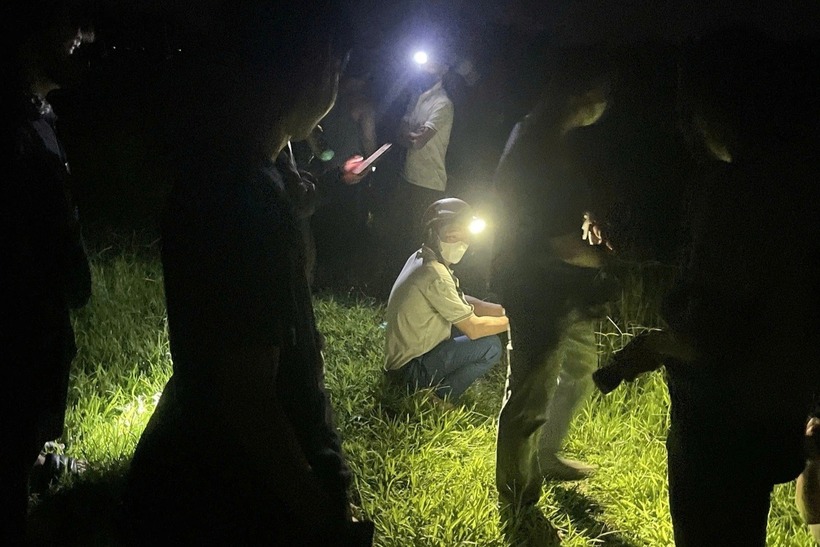 Lực lượng chức năng và người dân tìm kiếm bé trai trong đêm. Ảnh: Dân Trí