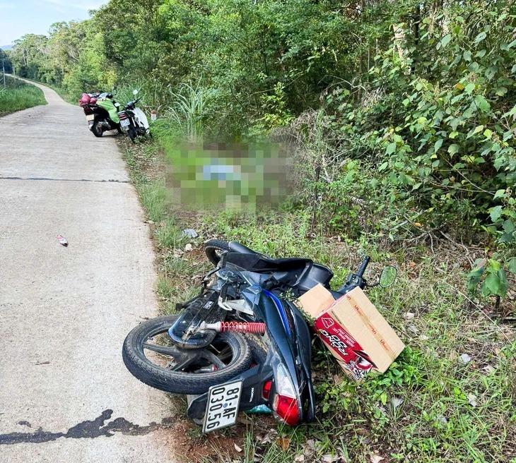 Hiện trường nơi phát hiện chiếc xe máy và thi thể cô giáo M. tại đoạn đường thuộc xã Krong. (Ảnh: Tuổi trẻ)