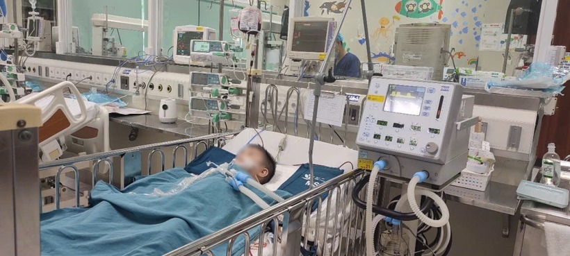 Bé trai cấp cứu tại Bệnh viện Nhi Trung ương. Ảnh: VnExpress