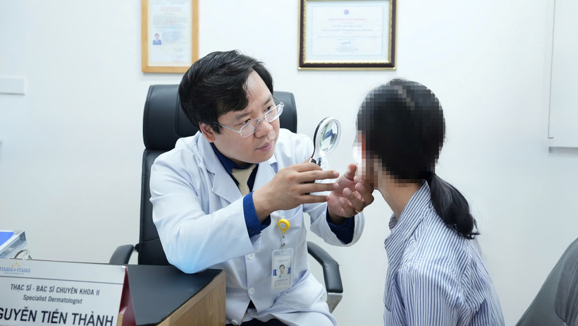 Bác sĩ Thành khám cho bệnh nhân. Ảnh: BSCC