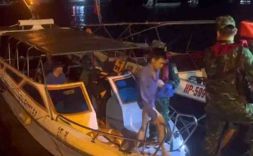 Các thuyền viên được đưa lên bờ an toàn. (Ảnh: Biên phòng Hải Phòng)