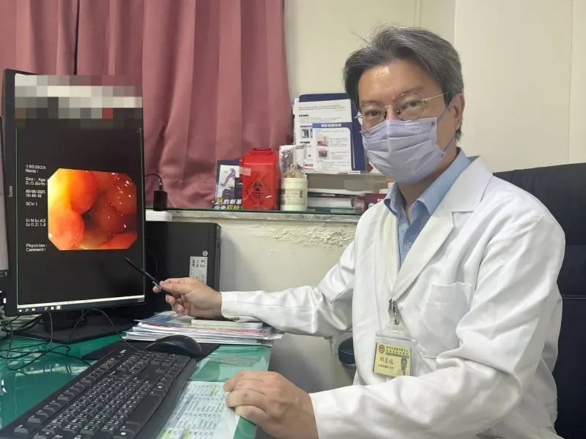 Qiu Yurui, giám đốc khoa phẫu thuật tại Bệnh viện đa khoa Dajia Li cho biết bệnh nhân bị tắc ruột do loét dạ dày.