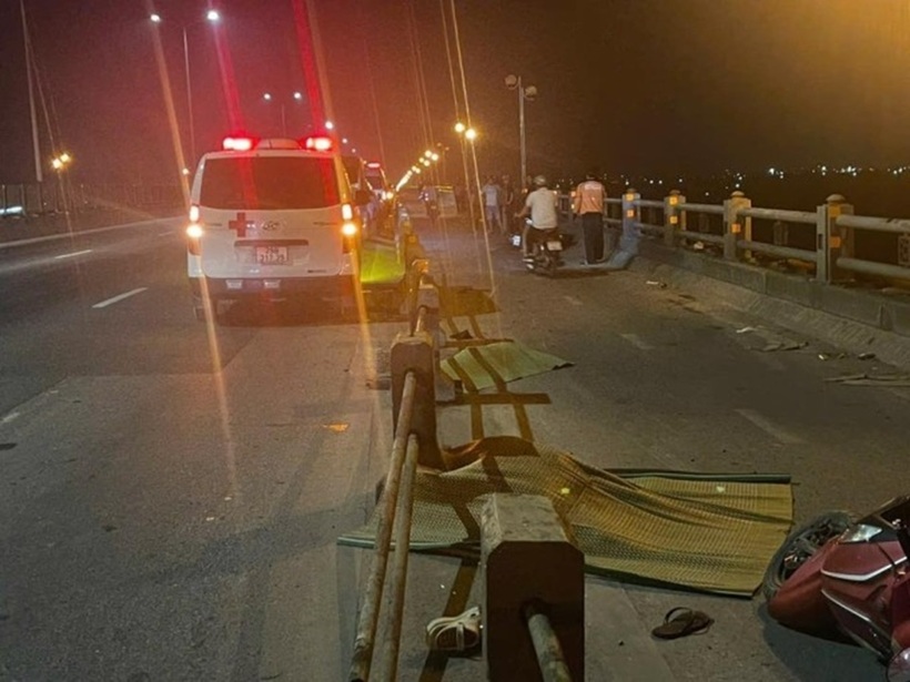 Hiện trường vụ tai nạn giao thông khiến 2 người tử vong trên cầu Thanh Trì, Hà Nội. Ảnh: VnExpress