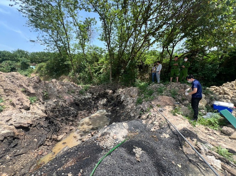 Số chất thải này được Giang chỉ đạo nhân viên đổ thẳng vào hố đào dài 14m bên ngoài xưởng. Ảnh: Công an TP Hà Nội.
