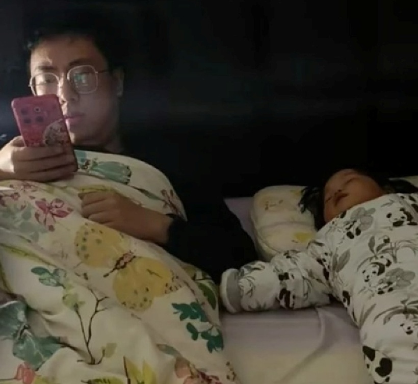 Người cha này thường chia sẻ việc chăm con trên mạng xã hội và anh có khoảng 11.000 người theo dõi. Ảnh: Baidu.