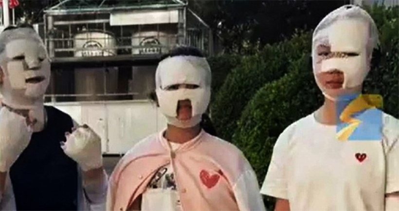 Một số nạn nhân bị quấn băng quanh mặt trông như "xác ướp Ai Cập". Ảnh: Sohu.