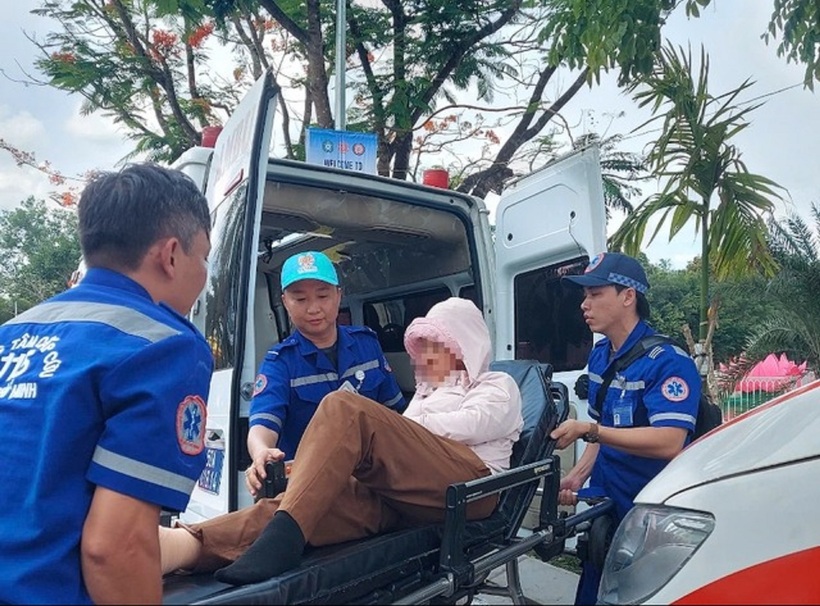 Các y, bác sĩ của Trung tâm cấp cứu 115 vận chuyển người dân bị say nắng lên xe cứu thương vào ngày 4/5. Ảnh: Thanh niên