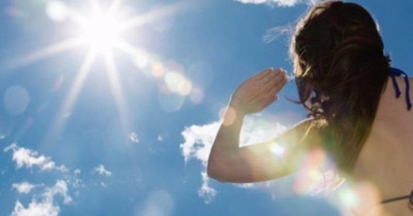 Nhiệt độ cao do nắng nóng không chỉ gây cảm giác oi bức, khó chịu mà còn làm tăng nguy cơ say nắng và các vấn đề sức khỏe liên quan. Ảnh minh họa