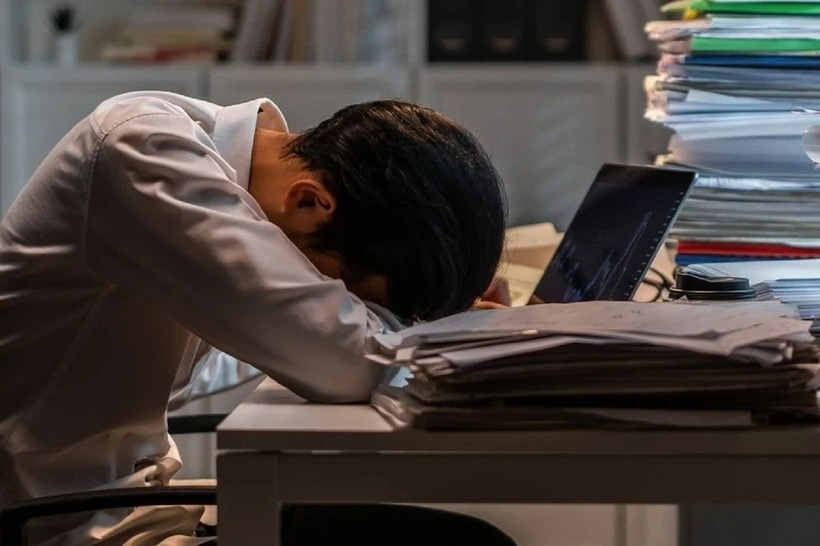 Thầy giáo trẻ ở Trung Quốc tử vong ngay trên bàn làm việc của công ty dạy thêm. Ảnh minh họa: SCMP