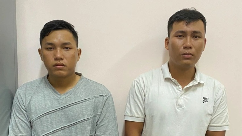 Đông và Đạt tại cơ quan công an. Ảnh: PLO.