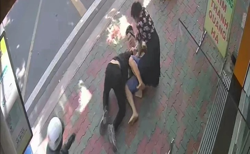 Hai vợ chồng chủ tiệm vàng giằng co với Đông. (Ảnh: Tuổi trẻ)