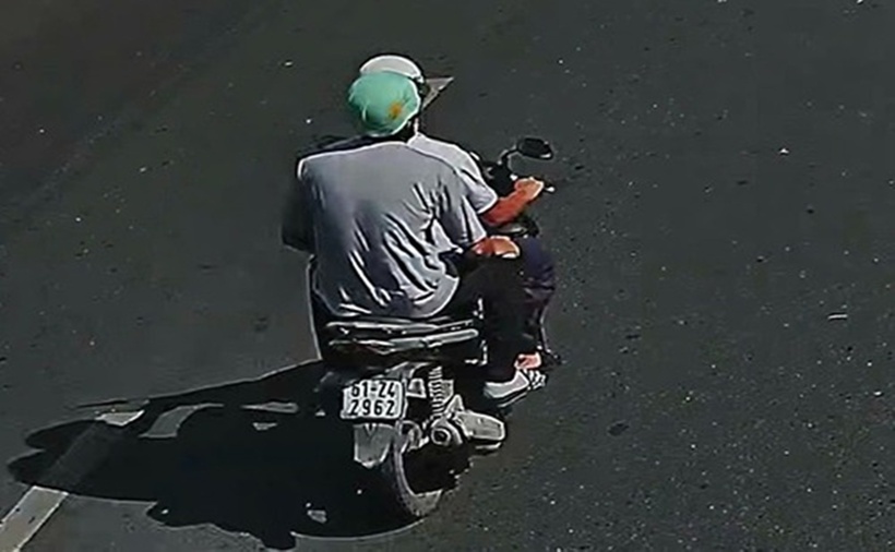 Đông và Đạt trên đường tẩu thoát, gắn biển số vào xe. (Ảnh: VnExpress)