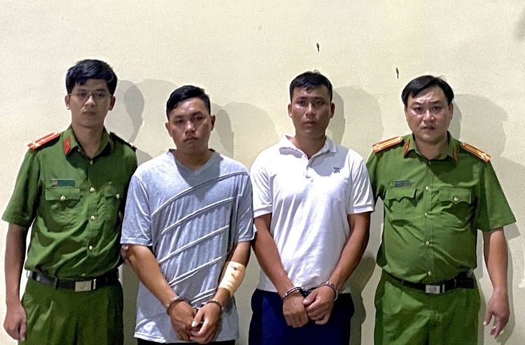 Đối tượng Đông và Đạt bị bắt giữ. (Ảnh: Cơ quan công an)