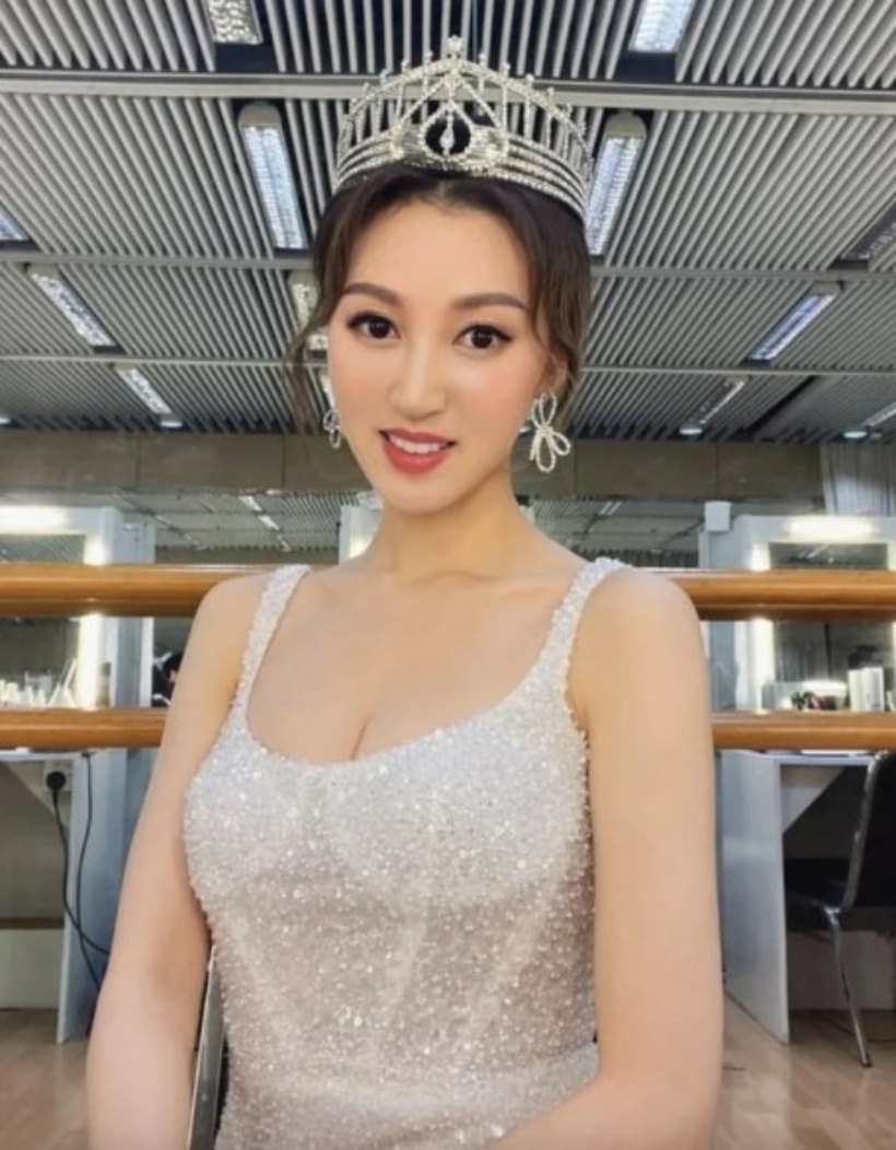 Hà Diễm Quyên tham gia cuộc thi Hoa hậu Hong Kong và giành được ngôi Á hậu 2.