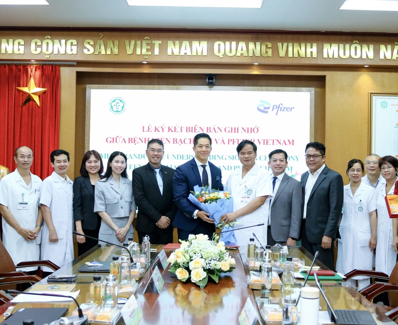Đại diện Pfizer Việt Nam & Bệnh viện Bạch Mai tại buổi ký kết.
