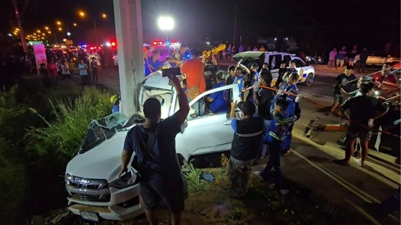 Chiếc ô tô đâm vào cột điện cao thế, 5 người trong một gia đình thương vong. Ảnh: &nbsp;Amarin TV