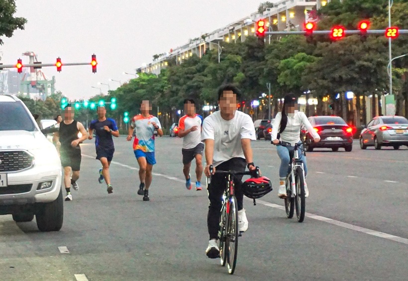 Người dân chạy bộ dưới lòng đường ở TP.HCM. (Ảnh: Dân trí)