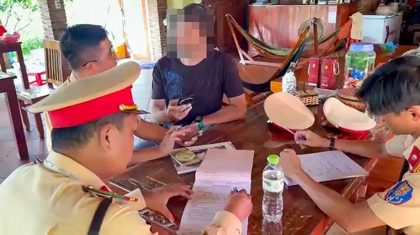 Nam du khách làm việc với cơ quan chức năng. Ảnh: PLO.