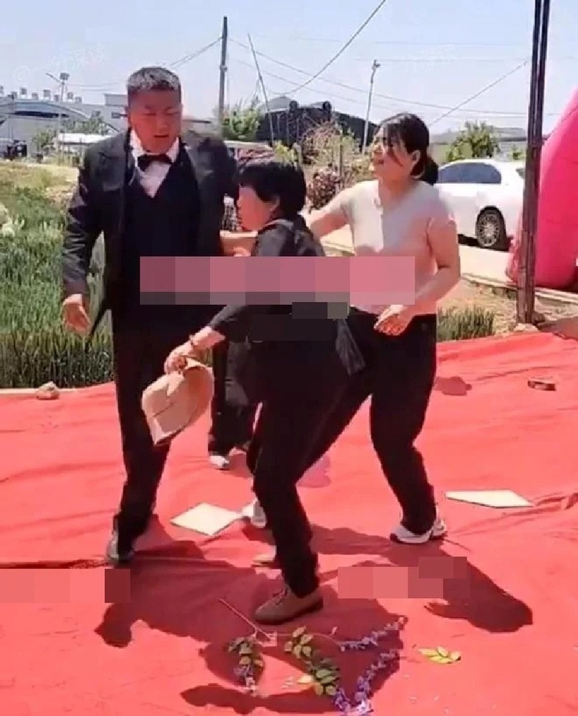 Người mặc áo đen là mẹ chàng trai còn người phụ nữ mặc áo trắng là chị gái của cậu. Ảnh: Saostar.