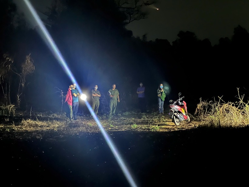 Công an khám nghiệm hiện trường, điều tra nguyên nhân tử vong của người đàn ông. Ảnh: Báo Xây dựng.