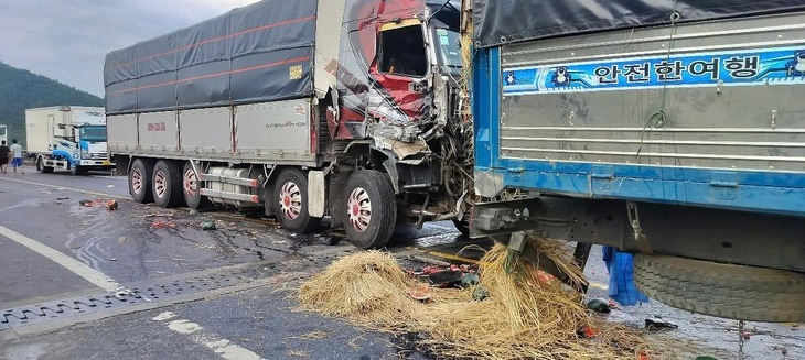 Hiện trường vụ tai nạn liên hoàn trên cao tốc La Sơn - Túy Loan đoạn qua TP.Huế. (Ảnh: Tuổi trẻ)