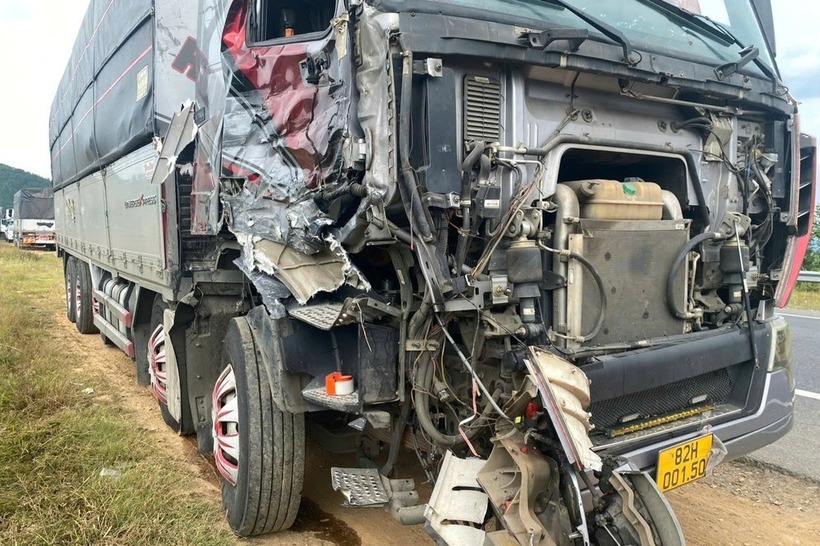 Phương tiện bị hư hỏng sau vụ tai nạn. (Ảnh: Dân trí)