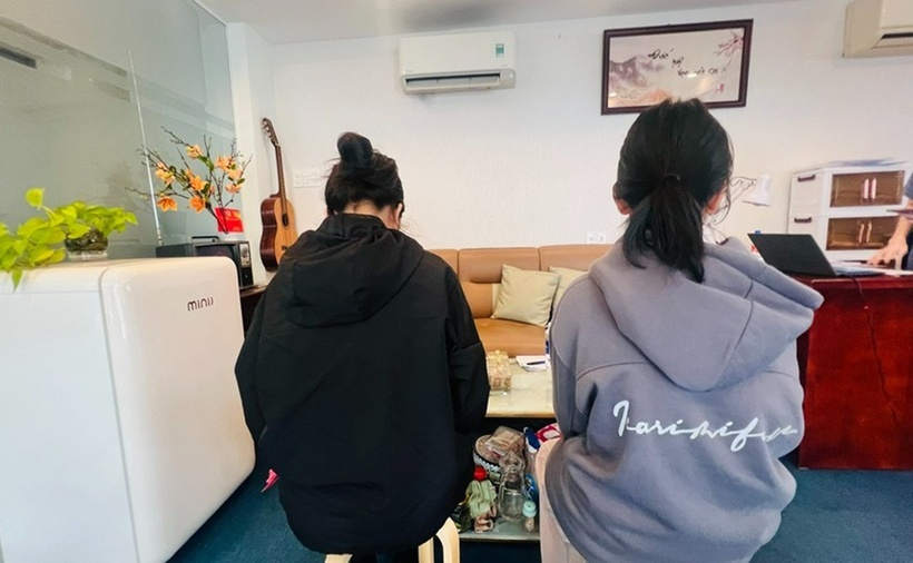 N.T.Q.H và N.T.Q.L đi báo án cha ruột xâm hại tình dục khi mới 7 và 10 tuổi. (Ảnh: Báo Phụ nữ Việt Nam)