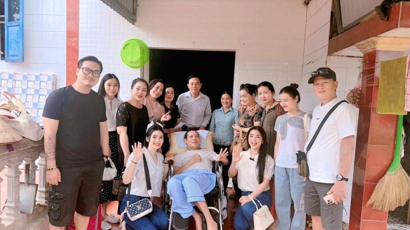 Các đồng nghiệp đến thăm diễn viên Thái Hòa. Ảnh: Phạm Thanh Hòa/ Ngôi Sao