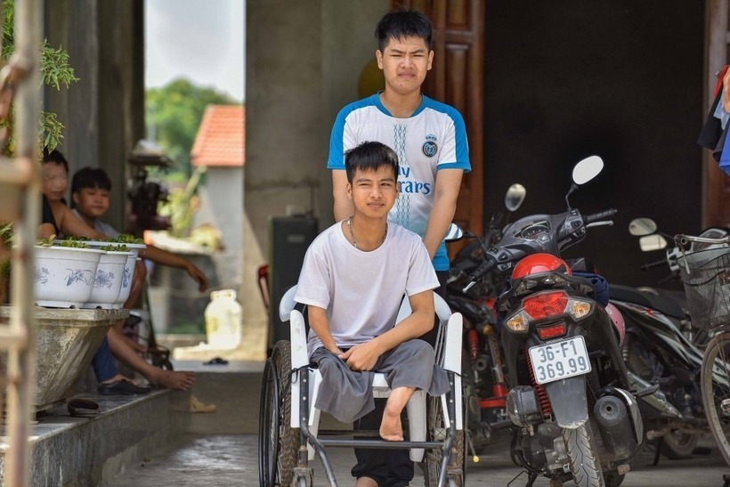 Nguyễn Tất Minh cậu học trò từng được nhiều người biết tới với tình bạn đẹp trong câu chuyện “10 năm được bạn cõng tới trường”. Ảnh: VietNamnet