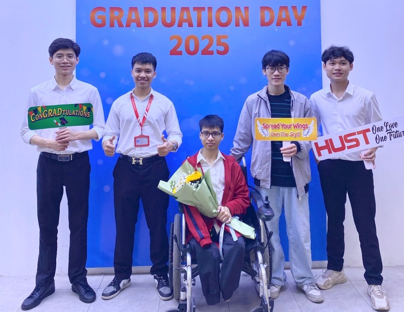 Minh được bạn bè chúc mừng trong ngày bảo vệ đồ án. Ảnh: VietNamnet