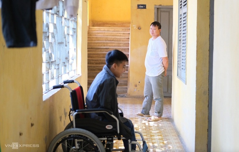 Minh và bố ở ký túc xá Đại học Bách khoa Hà Nội trong những ngày đầu nhập học vào năm 2020. Ảnh: VnExpress