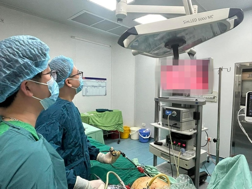 Các bác sĩ tiến hành phẫu thuật cho bệnh nhân. Ảnh: BVCC.