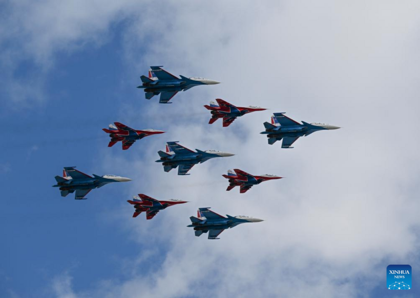 Các máy bay chiến đấu của Nga diễn tập cho lễ duyệt binh (Ảnh: Xinhua).