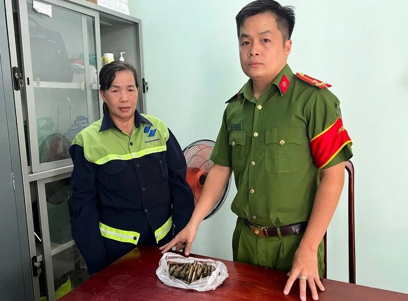 Chị Trần Phạm Thùy Dung hiện là công nhân vệ sinh môi trường mang 52 viên đạn của súng quân dụng giao nộp cơ quan công an. (Ảnh: Công an)