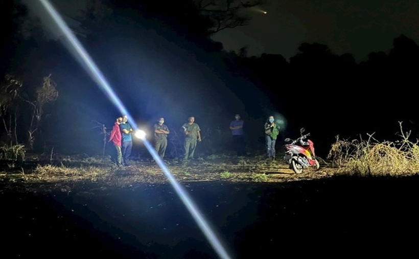 Công an khám nghiệm hiện trường trong đêm. (Ảnh: Tiền phong)