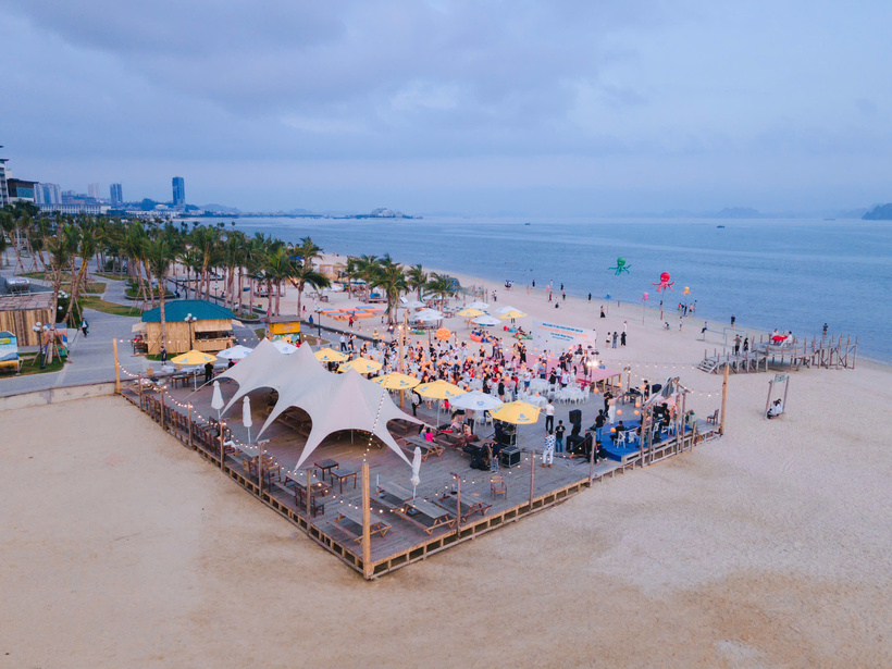 Halong Marina mang đến cho du khách đầy đủ tiện ích từ khách sạn thương hiệu quốc tế, bãi tắm xanh, dịch vụ vui chơi giải trí và ẩm thực, đáp ứng đa dạng nhu cầu của các gia đình đa thế hệ