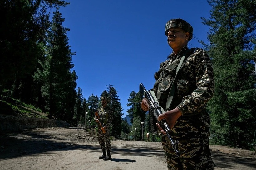 Lực lượng an ninh Ấn Độ tuần tra tại thị trấn Pahalgam, Kashmir - nơi xảy ra vụ tấn công khủng bố. Ảnh:&nbsp; News York Times