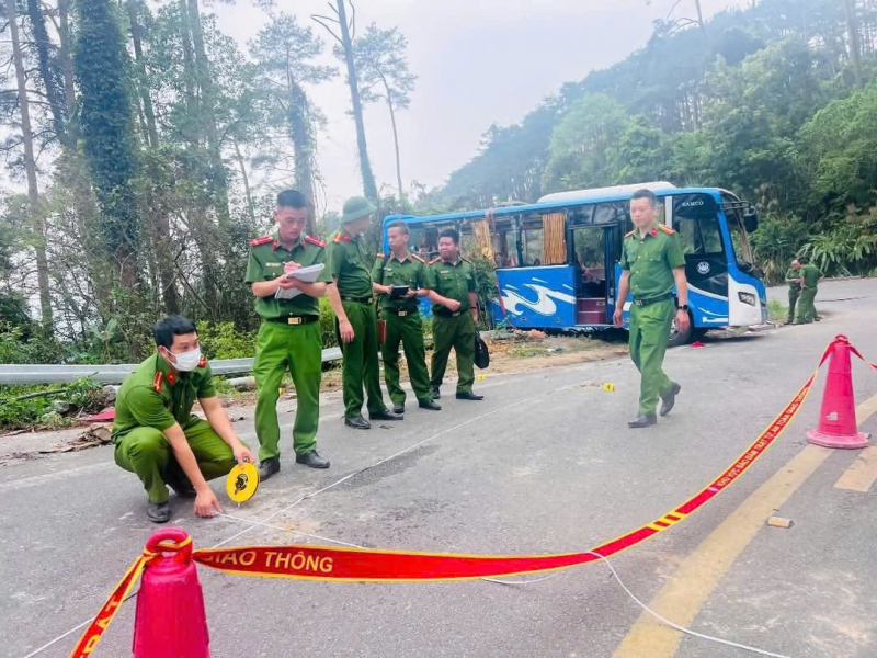 Công an khám nghiệm hiện trường vụ tai nạn. Ảnh: Công an Vĩnh Phúc/CAND