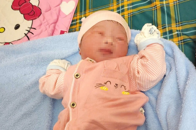 Bé gái sơ sinh, còn nguyên dây rốn bị bỏ rơi trên đường trong đêm. (Ảnh: Dân trí)