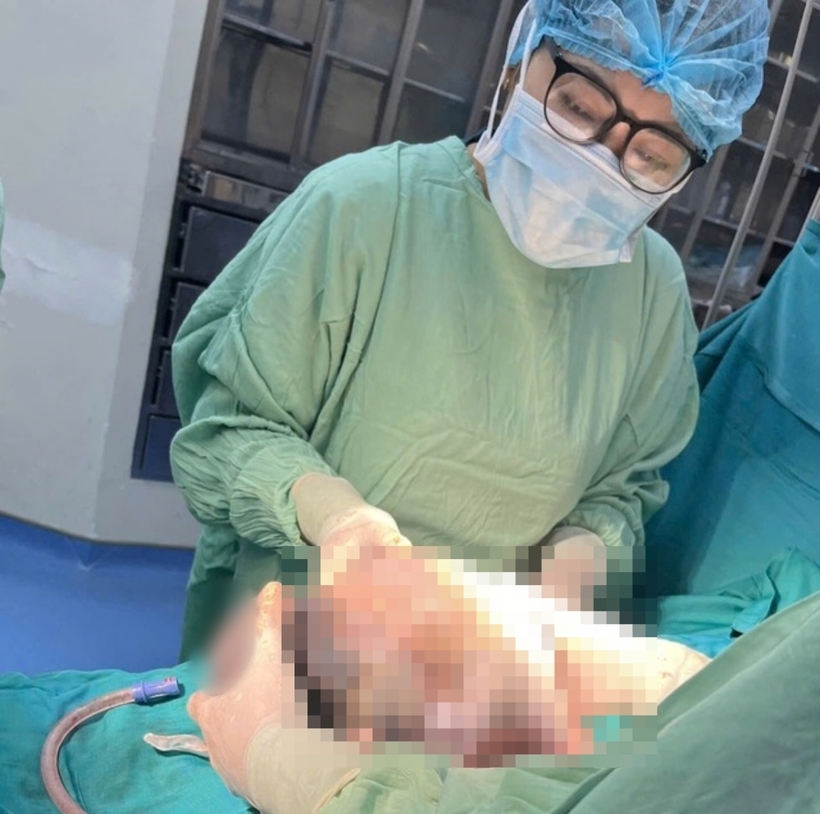 Bé gái vẫn nằm nguyên vẹn trong túi ối. Ảnh: Sức Khỏe & Đời Sống