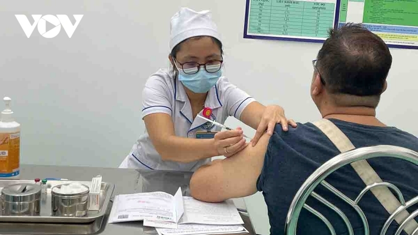 Vaccine ngừa zona giúp giảm đáng kể nguy cơ tái phát bệnh, đồng thời giảm triệu chứng đau đớn và các biến chứng nghiêm trọng. Ảnh minh họa: VOV