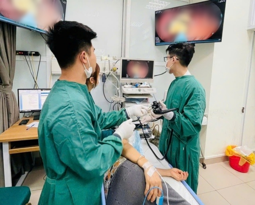 Các bác sĩ và kỹ thuật viên tiến hành nội soi để lấy toàn bộ khối bã ra khỏi dạ dày. Ảnh: Sức Khỏe & Đời Sống