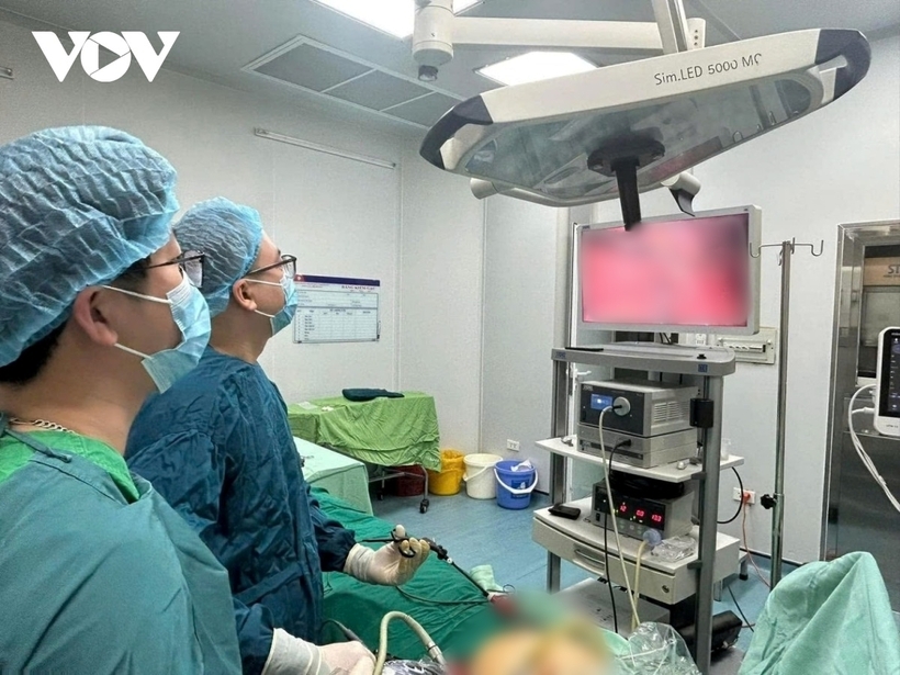 Các bác sĩ phẫu thuật cho nam bệnh nhân. Ảnh: VOV